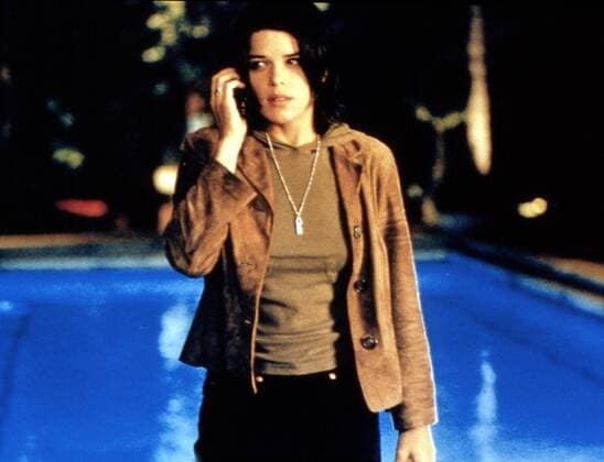 Neve Campbell Waehrend der Dreharbeiten zu einem Teenie-Horrorfilm werden nach und nach die Darsteller umgebracht. Sidney Prescott (Neve Campbell), die einzige Ueberlebende einer frueheren Mordserie, will dem Serienkiller das Handwerk legen. 2000 UnitedArchives01367546