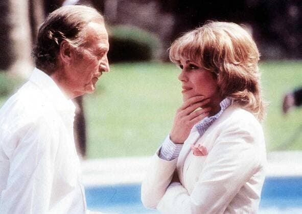 David Niven, Joanna Lumley Als das Flugzeug von Clouseau vermißt wird, befragt die Fernsehreporterin Marie Jouvet (Joanna Lumley) Sir Charles Litton (David Niven) und alle anderen, die mit ihm zu tun hatten. 1982 UnitedArchives01367772
