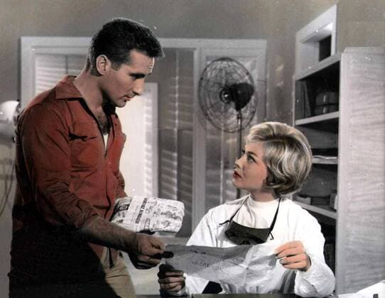 Freddy Quinn, Ingeborg Schöner In der jungen Aerztin Anita (Ingeborg Schöner) findet Freddy (Freddy Quinn) schliesslich auch eine Mutter fuer seinen Schuetzling. 1960 UnitedArchives01369314