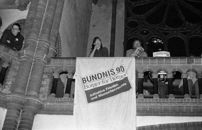 Wahlkampfveranstaltung von Bündnis 90 (Zusammenschluss verschiedener DDR-Bürgerbewegungen) zur bevorstehenden ersten freien Volkskammerwahl in der Osterberliner Gethsemanekirche Wahlkampfverstaltung von Bündnis 90 snph02640_F.tif