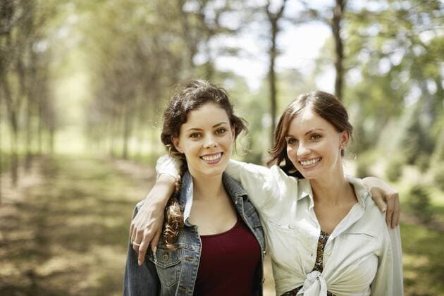 IMAGO Creative: Landleben - Alfresco, Draußen Two girls, friends smiling with their arms around each other. 