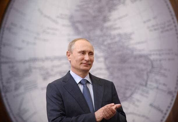 ITAR-TASS: ST. PETERSBURG, RUSSIA. JUNE 5, 2014. Russia s president Vladimir Putin claps his hands at a ceremony of presenting national awards to organizers and participants of the project to study the relic subglacial lake Vostok in the Antarctic.  Aufmacher premiumd 0220