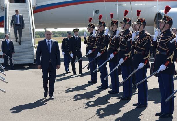 ITAR-TASS: DEAUVILLE, FRANCE. JUNE 6, 2014. Russian President Vladimir Putin (C) welcomed at Saint-Gatien Airport in Deauville.  RE1465B0