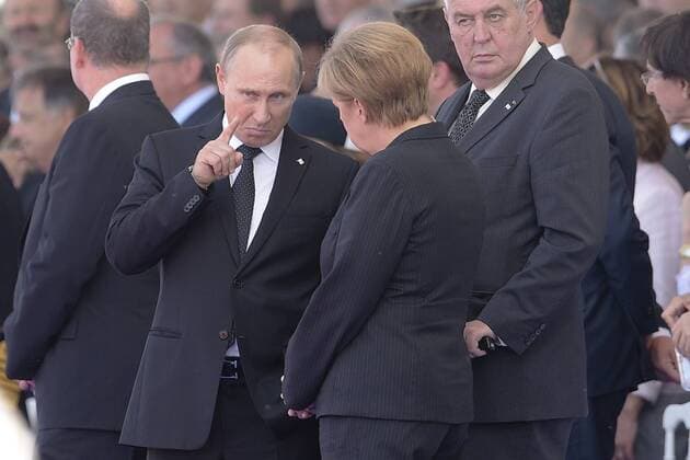 Wladimir Putin Angela Merkel - Feierlichkeiten zum 70. Jahrestag der Alliierten-Landung in Ouistreham Frankreich - 06 06 2014 JBAutissier Panoramic 