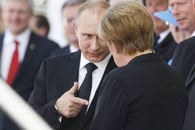 Wladimir Putin, Angela Merkel - Feierlichkeiten zum 70. Jahrestag der Alliierten-Landung in Ouistreham Frankreich - 06 06 2014 GwendolineLeGoff Panoramic 