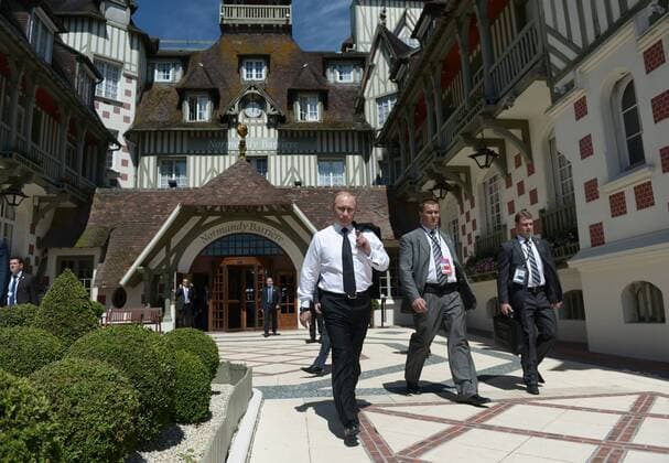 ITAR-TASS: DEAUVILLE, FRANCE. JUNE 6, 2014. Russian President Vladimir Putin (L) seen after a meeting with German Chancellor Angela Merkel in Deauville.  premiumd Aufmacher RE146664