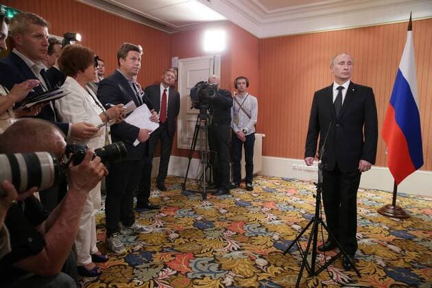 ITAR-TASS: OUISTREHAM, FRANCE. JUNE 6, 2014. Russian President Vladimir Putin (R) talks to the media after the celebrations marking the 70th anniversary of the Allied Forces D-Day landings in Normandy.  premiumd RE14673B