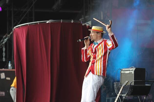 Die Band Alligatoah steht am 07. Juni 2014 im Rahmen vom Rock am Ring Festival auf der Bühne. Konzert - Alligatoah bei Rock am Ring 2014