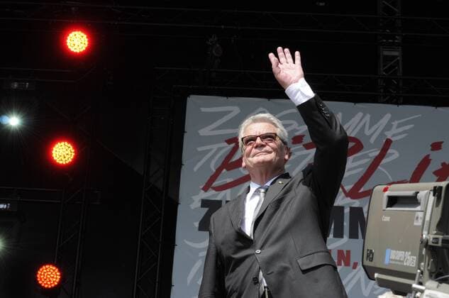 Bundespräsident Joachim Gauck steht am 09.06.2014 in Köln beim deutsch-türkischen Kulturfest Birlikte - Zusammenstehen gegen rechts und Rassismus, zum Gedenken an den NSU-Anschlag in der Kölner Keupstrasse vor zehn Jahren, auf der Bühne.