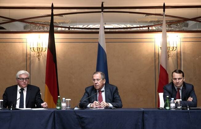 ITAR-TASS: ST PETERSBURG, RUSSIA. JUNE 10, 2014. German foreign minister Frank Walter Steinmeier, Russian foreign minister Sergei Lavrov, and Polish foreign minister Radoslaw Sikorski (L-R) during a meeting.  premiumd RE146E23