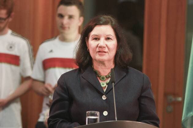 Maria Luiza Ribeiro Viotti (Brasilien) wird von Frank Walter Steinmeier Schoko-Fußbälle im Auswärtigen Amt überreicht am 11.06.2014 in Berlin. Steinmeier überreicht Schoko-Fußbälle an Botschafter der WM-Teilnehmer
