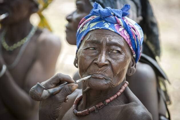 Eine ältere Frau vom Volk der Koma raucht Pfeife, das animistische Volk lebt in den Alantika-Bergen, Wangai, Region Nord, Kamerun, Afrika ibldrn03920532.jpg