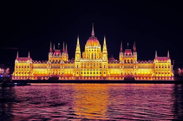 Blick nachts frontal von Buda aus auf der linken Donauseite vom Bem Rakpart Ufer auf das Parlamentsgebäude direkt am rechten Ufer in Pest. ungarn - budapest - night shots - parlament teil 3