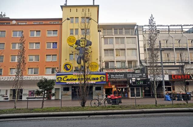 Spielcasino, (Sex-Boutique, Clubs und Gastronomie auf der anderen Seite des Spielbudenplatzes. hamburg st.pauli - reeperbahn 29