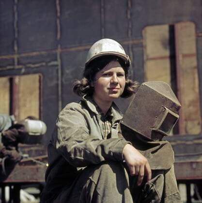 Junge Schweißerin bei der Arbeit im VEB Warnowwerft Warnemuende, dem groessten Werftbetrieb der DDR DDR-WarnowWerft_512042