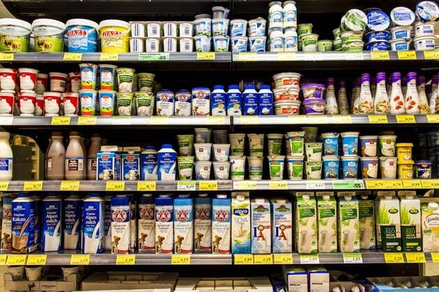 Supermarkt, Regal mit verschiedenen Produkten, Kühlregal mit verschiedenen Milchprodukten, Milch, Sahne, Jogurt, Bio Produkte