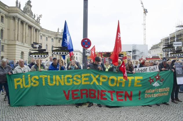 Die Berliner Initiative Legt den Leo an die Kette demonstrierte am Dienstag (24.06.14) am Bebelplatz in Berlin mit kleinen Papppanzern gegen Ruestungsexporte. Anlass war eine Strategie-Konferenz des Bundesverbandes der deutschen Sicherheits- und Verteidigungsindustrie (BDSV) im Hotel de Rome in Berlin-Mitte. Die Initiative wendet sich gegen den Export von Rüstungsgütern und Kleinwaffen in Länder ausserhalb von NATO und EU, vor allem gegen den möglichen Export von 270 Kampfpanzern Leopard-2 nach Saudi-Arabien. Demonstration gegen Ruestungsexporte in Berlin epd EDITORIAL USE ONLY