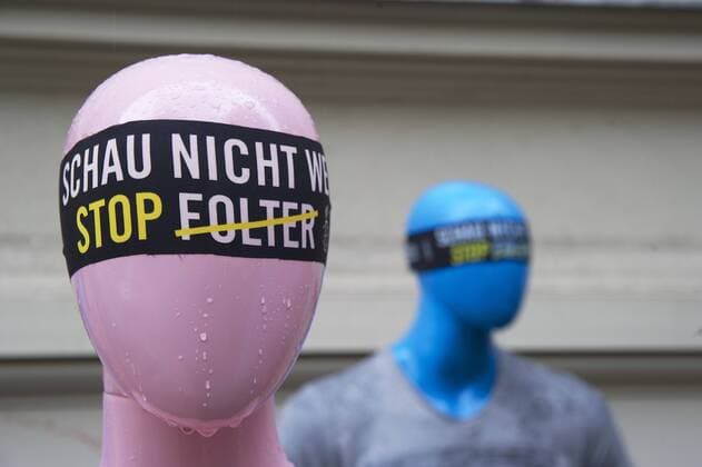 Mit schwarzen Augenbinden mit der Aufschrift: Schau nicht weg - Stop Folter haben Aktivisten von Amnesty International am Mittwoch (25.06.14) in ganz Deutschland gegen Folter protestiert. In Berlin wurden auch Schaufensterpuppen mit Augenbinden versehen, wie hier im Modegeschäft Jimmy s im Stadtteil Prenzlauer Berg. Anlass war der Internationale Tag zur Unterstützung der Folteropfer am 26. Juni, der in weltweit 50 Ländern zu Protesten genutzt wurde. (Siehe epd-Meldung vom 25.06.14) Amnesty-Aktion gegen Folter epd EDITORIAL USE ONLY