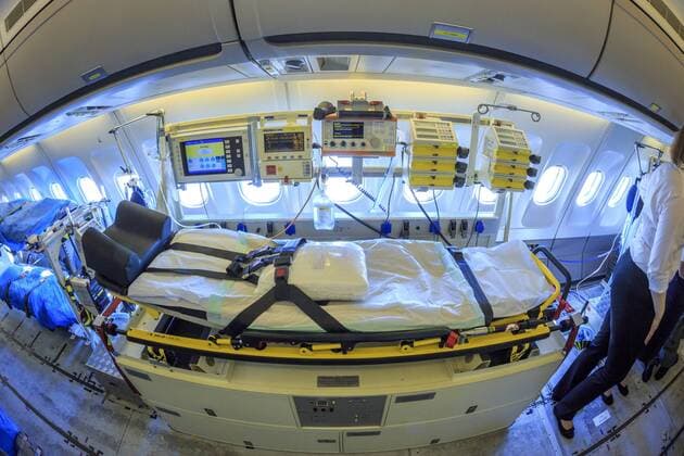 Airbus A310 MRTT MedEvac DEU Brandenburg Schönefeld Â Airbus A310 MRTT MedEvac: Der Airbus A310 MRTT MedEvac ist ein wichtiges Glied in der Rettungskette zur medizinischen Evakuierung schwer- und schwerstverletzter Personen über große Distanzen. Die umgebauten Airbus A310 MRT (Multi Role Transport Tanker) der deutschen Bundeswehr gehören zu den modernsten MedEvac-Flugzeugen der Welt. Der MedEvac-Rüstsatz besteht aus bis zu sechs Patiententransporteinheiten (PTE), deren Ausstattung den modernsten Standards der Intensivmedizin entsprechen. Des weiteren befinden sich 38 Liegeplätze an Bord, von denen an 16 Intermediate-Care-Plätzen mittels Monitorkontrolle eine verstärkte medizinische Überwachung und Medikamentenbehandlung möglich ist. Somit können insgesamt 44 Patienten liegend transportiert werden. Abhängig von der Anzahl und dem Verletzungsmuster der zu transportierenden
