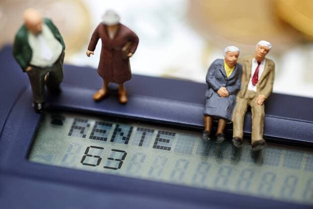 Miniaturfiguren von Senioren auf einem Taschenrechner mit dem Schriftzug Rente 63 ** NUR FUER REDAKTIONELLE ZWECKE ** EDITORIAL USE ONLY **