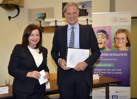 23.06.2014 Berlin Kreuzberg: Klasse 6c der Otto-Wels-Grundschule zu Besuch in Europas Vorzeige Lehrlschmiede des OSZ Konstruktionsbautechnik. Ausnahmsweise war das Spielen mit dem Feuer erwünscht als Schmied und Leher Thomas Broland-Jordan, Dilek Kolat Berlines Senatorin für Arbeit, Integration und Frauen und Handwerkskammerpräsident Stephan Schwarz die neue Schulpatenschaft zwischen zwischen den beiden Schulen per Hammerschlag besiegelte. OSZ Konstruktionstechnik zeigt soziales Engagement und unterstützt als neuer Schulpate die Schüler der Otto-Wels-Grundschule 15 Berliner Grundschulen mit hoher Belastung sind bereits Teil der Initiative Berliner Schulpate und erhalten Unterstützung von rund 50 Schulpaten aus Wirtschaft, Institutionen und Kultur