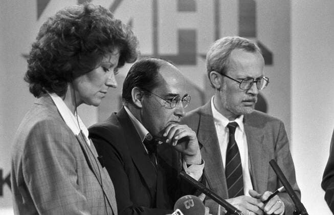 Lothar de Maiziere (re., CDU) und Gregor Gysi (Mitte, SED-PDS) im Wahlstudio des Fernsehens der DDR im Palast der Republik anlässlich der ersten freien Volkskammerwahlen in der DDR Erste freie Volkskammerwahl in der DDR