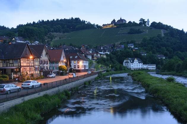 Schloss Eberstein über Fluss Murg in Obertsrot in Gernsbach, Schwarzwald, Baden-Württemberg, Deutschland