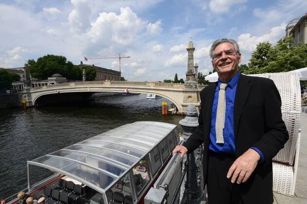 Friedrichsbrücke über der Spree: Sie führt zur Museumsinsel (UNESCO-Weltkulturerbe). 27.06.2014 Einweihung der Friedrichsbrücke Architekt Professor Bernhard Strecker (74)
