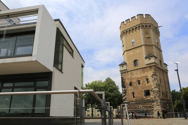 Der Bayenturm ist ein mittelalterlicher Wehrturm in der Innenstadt von Köln. Der Bayenturm ist seit August 1994 Sitz der 1984 von Alice Schwarzer initiierten gemeinnützigen Stiftung FrauenMediaTurm und beherbergt seitdem ein Archiv und ein Dokumentationszentrum zur historischen und aktuellen Frauenbewegung. FrauenMediaTurm - Bayenturm in Köln