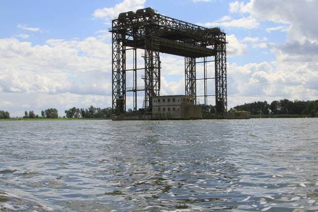 Blick aus Richtung Karnin auf das Hubgerüst der ehemaligen Karniner Eisenbahnbrücke am Dienstag (01.07.2014). Die Brücke war seinerzeit Bestandteil der Bahnstrecke von Berlin nach Swindemünde (Polen). Sie wurde im April 1945 beim Vorrücken der Roten Armee von Deutschen Truppen gesprengt. Jetzt hat sich ein Aktionsbündnis gebildet, dass sich für die Wiederherstellung der Eisenbahnverbindung Berlin - Ducherow âÄ Swinemünde - Heringsdorf engagiert. Es hat festgestellt, dass die Wiederaufnahme der Bahnverbindung zur weiteren Belebung der Insel Usedom beitragen würde.