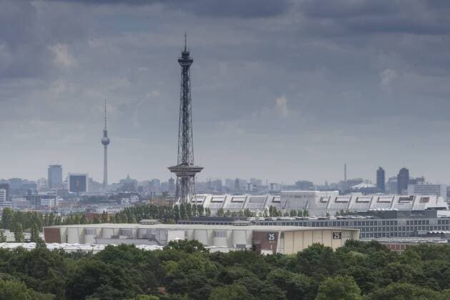 Blick vom 120 Meter hohen Teufelsberg in Berlin-Charlottenburg auf das Zentrum Berlins. Deutlich zu erkennen sind der Funkturm (im Vordergrund) und der Berliner Fernsehturm am Alexanderplatz. Vor dem Funkturm ein Teil der Hallen auf dem Berliner Messegelände. Auf dem Dach Berlins