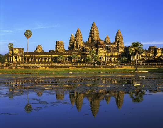 Tempelanlage Angkor Wat spiegelt sich im Wasser, Kambodscha, Siem Reap temple complex Angkor Wat mirroring in the water, Cambodia, Siem Reap BLWS368878