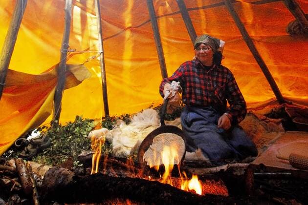 Samische Frau backt Brot auf traditionelle Art, Schweden, Lappland sami woman making bread in a traditional way, Sweden, Lapland BLWS046519