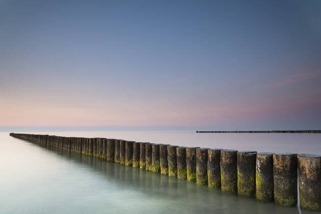 Wellenbrecher oder Buhnen, im Abendlicht, Ostsee, Zingst, Halbinsel Fischland-Darß-Zingst, Mecklenburg-Vorpommern, Deutschland, Europa ibxdbf03939293.jpg