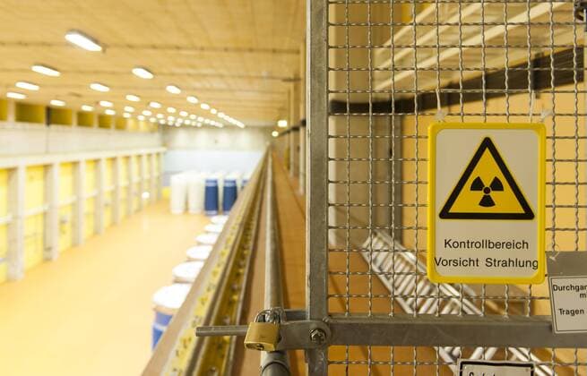  Warnhinweis in der Lagerhalle für mit ausgedienten Brennstäben gefüllte Castor-Behälter am Kernkraftwerk Emsland der RWE Power AG, Lingen, Niedersachsen, Deutschland, Europa ibldrn03934859.jpg