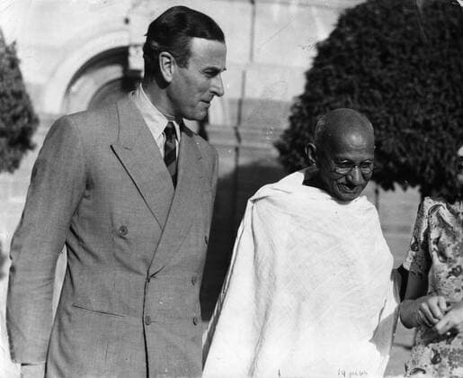 IMAGO ICONS: Mahatma Gandhi Apr. 4, 1947 - Delhi, India - The VICEROY and VICTORESS of India meet religious leader MAHATMA GANDHI. PICTURED: Gandhi walking with the Viceroy during his visit. Delhi India  - ZUMAk09