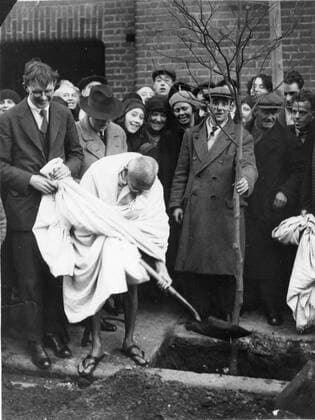 IMAGO ICONS: Mahatma Gandhi Dec. 4, 1931 - London, England, U.K. - MAHATMA GANDHI plants a tree outside Kingsley Hall in memory of his stay there. GEORGE LANDSBURY is present at the ceremony. London United Kingdom  - ZUMAk09