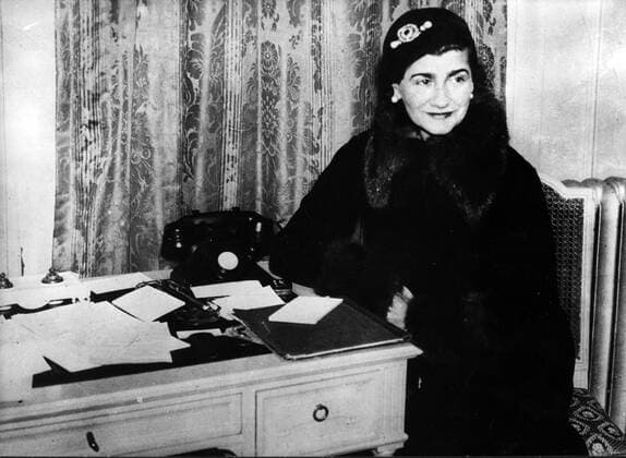 IMAGO ICONS: Coco Chanel Feb. 23, 1932 - London, England, U.K. - COCO CHANEL (born Gabrielle Bonheur Chanel) was a pioneering French fashion designer whose modernist philosophy, menswear-inspired fashions, and pursuit of expensive simplicity made her arguably the most important figure in the history of 20th-century fashion. Her influence on haute couture was such that she was the only person in the field to be named on TIME Magazine s 100 most influential people of the 20th century. PICTURED: COCO CHANEL on a trip to London. London United Kingdom  - ZUMAk09