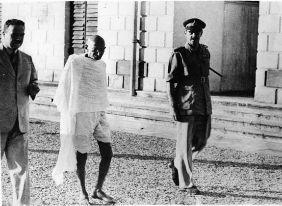 IMAGO ICONS: Mahatma Gandhi Nov. 5, 1946 - Calcutta, India - MAHATMA GANDHI meets the Govenor of Bengal, SIR FREDERICK BURROWS and the G.O.C. in C, Eastern Command Lieut. General F.R.R BUCHER,in Calcutta to intervene in the riot situation. Calcutta India  - ZUMAk09