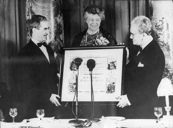 Berühmte Feministinnen, Eleanor Roosevelt Jan. 1, 1950 - New York, New York, USA - A suffragist, who worked to enhance the status of working women, one of the co-founders of Freedom House and an active supporter of the formation of the United Nations, ANNA ELEANOR ROOSEVELT s political aspirations went way beyond supporting her husband Franklin D. Roosevelt as a First Lady of the United States. PICTURED: Eleanor becoming a peace price from chairman of Bill of Rights Committee EMIL K. ELLIS and chairman of Four Freedom Award Committee JUSTICE FERDINAND PECORA. New York United States of America  - ZUMAk09
