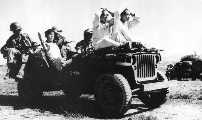 Korea-Krieg 1950-1953 - Aufnahmedaten geschätzt Oct. 1, 1950 - Seoul, Republic of Korea - The Korean War was an escalation of border clashes between two rival Korean regimes, each of which was supported by external powers, with each trying to topple the other through political and conventional tactics. At the end of World War II, Korea was divided at the 38th parallel into Soviet (North Korean) and U.S. (South Korean) zones of occupation. The conflict was expanded by the United States and the Soviet Union s involvement as part of the larger Cold War. The main hostilities were during the period from June 25, 1950 until the armistice (ceasefire agreement) was signed on July 27, 1953. PICTURED: North Korean prisoners of war captured by US troops. Seoul Republic of Korea  - ZUMAk09
