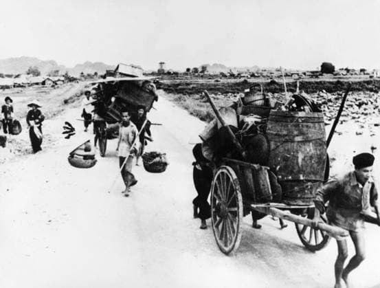 IMAGO History, Vietnamkrieg: 1955-1975 July 1, 1954 - Dien Bien Phu, Vietnam - World War II became a trigger for Vietnam seeking independence from France as well as to oppose Japanese occupation. HO CHI MINH declares Vietnam to be independent, naming the country the Democratic Republic of Vietnam (DRV) but fails to be recognized by French authorities. French forces entered Vietnam and fighting quickly broke out between French and Viet Minh forces. By 1949, when the French reinstalled Bao Dai as figurehead, the two sides had fought to a standstill. The fighting between the French and Viet Minh came to be called the First Indochina War and would last for another five years, until 1954. PICTURED: Vietnamese refugees fleeing from Dien Bien Phu. Dien Bien Phu Vietnam  - ZUMAk09