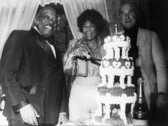 IMAGO ICONS: Ella Fitzgerald May 8, 1960 - Location Unknown - ELLA FITZGERALD (1917-1996) was a jazz and song vocalist also referred to as the First Lady of Song, and Lady Ella. PICTURED: Ella Fitzgerald cuts a cake with musician COUNT BASIE.  - ZUMAk09