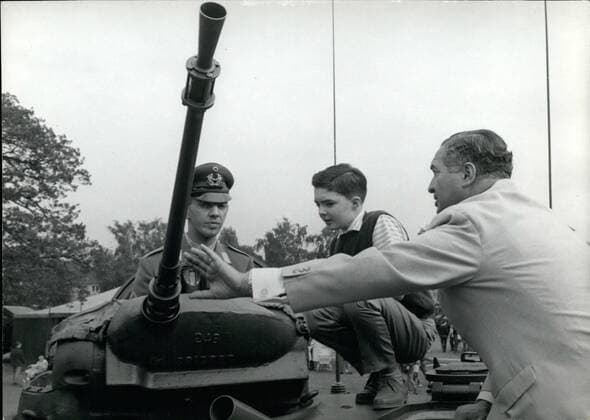 Aug. 08, 1962 - Mende views an Armour of the German army! My son Marcus has interest, bat for this he has much time said FDP--chaiman Erich Mende ( MENDE ) , when he inspeeted on armour typ M 48 at the opening of German Army exhibition our Army in Bad Godesberg. Photo Shows:Erich Mende ( right ) with his son Marcus at the armour.  - ZUMAk09