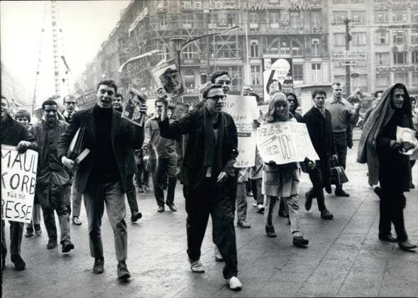 Oct. 10, 1962 - Students demonstrate for Der Spiegel : Some hundred students of the University of Frankfurt today participated in a protest march through the city to demonstrate against the police action which was taken against the German news magacin Der Spiegel . They carries transparents saying Remember the constitution and The press must stay free . In a marching chorus they asked Minister Strauss to retire, the release of the arrested Spiegl-editors and the support of the freedom of press in Germany.  - ZUMAk09