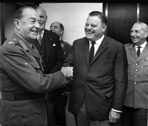 Oct. 17, 1962 - Cologne, Germany - The British Field Marshal HAROLD ALEXANDER visits the Federal Republic of Germany for five days. The Field Marshal was from 1952 until 1954 the defence minister of Great Britain. He will see the troops of Germany on his visit. PICTURED: (from L-R) Field Marshal Alexander, Defence Minister STRAUSS and General FOERTSCH. Cologne Germany  - ZUMAk09