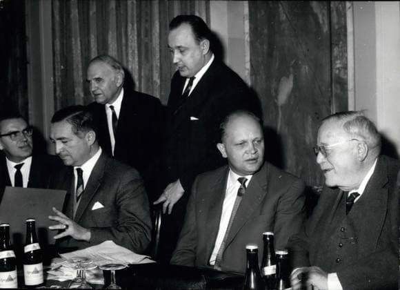Nov. 11, 1962 - Special-meeting of the FDP in Nuernberg. By a special-meeting of the leaders of the FDP on November 19th, 62 in the Grandhotel in Nuernberg the members of this meeting decided the retirement of the 5 FDP-minister Lenz Mischnik, Scheel, Stammberger and Starke. Our picture shows from left to right: Wolfgang Doring deputy leader of the FDP, Dr. Erich Mende the leader of the Party, Prof. Erle, Gensches Minister of Justice Stammberger and Reinhold Mayer during the special-meeting in Nuernberg.  - ZUMAk09
