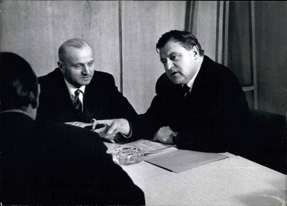 Nov. 11, 1962 - Students against Minister Strauss: With placards for the dismissal of minister Strauss, about 1500 students demonstrated in Bonn. On the placards stands Saves the democracy and Strauss advances not Germany . Governments-crisis in Bonn: In Bonn the CD U-board of the parliamentary group speaks over the situation after the resignation of the five FDP-ministers. Picture Shows Minister Strauss (Franz Josef Strauss) in a speech with the MdB Detlef Struve.  - ZUMAk09