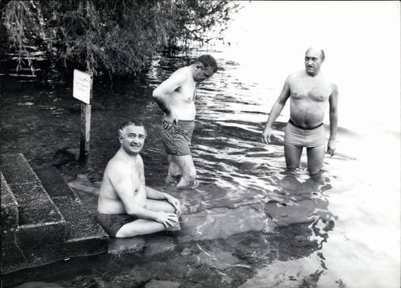 Jul. 07, 1963 - A refreshing bath....in the Starnberger Sea took FDP-President, Dr. Erich Mende, after his visit on the 10th Summerconvention des Politischen Klubs der Evangelischen Akademie Tutzing (Politic-Club of the Protestant establishment Tutzing). Our picture shows: Dr. Mende (left side) together with the leader of the Politic-Club, Mebner (in the middle) and the caricaturist E.M.Lang.  - ZUMAk09