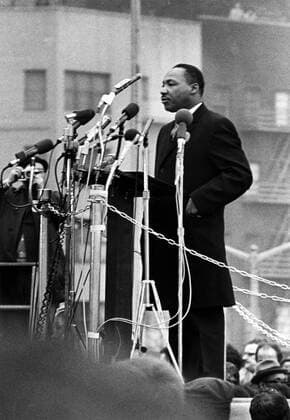 IMAGO History, U.S. Bürgerrechtsbewegung: 1954-1968 May 1, 1965 - New York, NY, USA - Reverend MARTIN LUTHER KING JR. (1929-1968) was a prominent leader of the African American Civil Rights Movement. Tragically King was assassinated on April 4, 1968 on the balcony of the Lorraine Motel. PICTURED: MLK, Jr. gives a speech in New York City. New York USA  - ZUMAk09